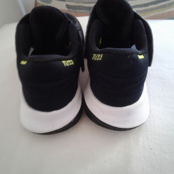 Nike Kids Kyrie Flytrap Basketball Sneakers - Picture 5 of 5